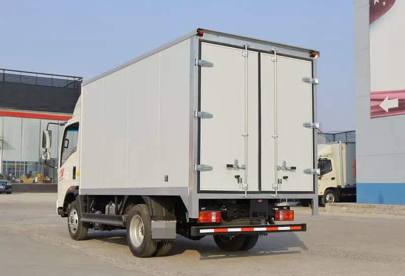 Sinotruk Howo 4×2 Light Cargo Truck-3