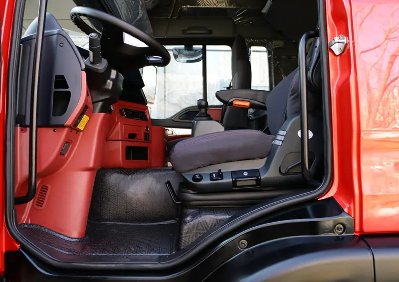 sinotruck howo 4×2 TX cargo truck-4